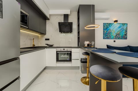 Kitchen or kitchenette, Dining area, oven, stove