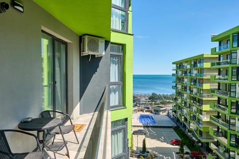 Property building, Day, Natural landscape, View (from property/room), Balcony/Terrace, Dining area, Evening entertainment, Sea view, Swimming pool