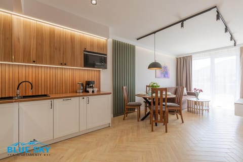 Coffee/tea facilities, Kitchen or kitchenette, stove
