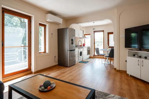 TV and multimedia, Kitchen or kitchenette, Living room, Seating area, Dining area, oven, pet friendly, stove