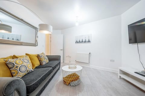 Communal lounge/ TV room, TV and multimedia, Living room, Seating area, Evening entertainment