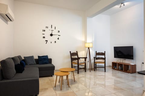 TV and multimedia, Living room, Photo of the whole room, Seating area, air conditioner