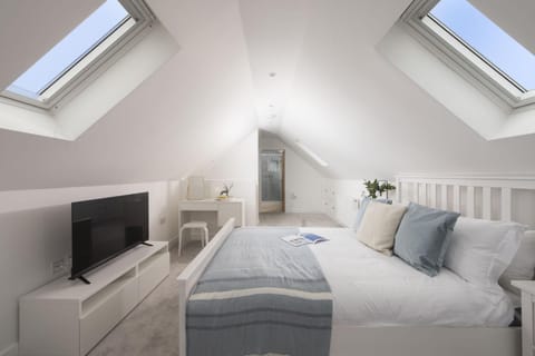 Property building, Bed, TV and multimedia, Photo of the whole room, Evening entertainment, Bedroom