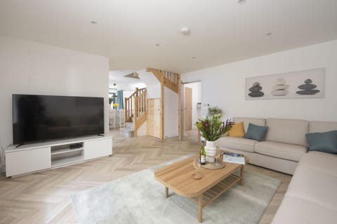 Property building, Communal lounge/ TV room, TV and multimedia, Living room, Seating area, Evening entertainment