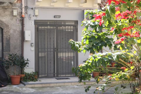 Facade/entrance, Day, Garden view