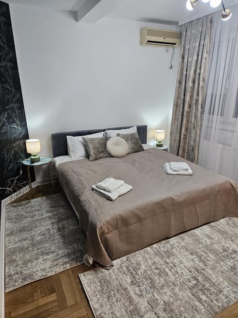 Bed, Bedroom, air conditioner