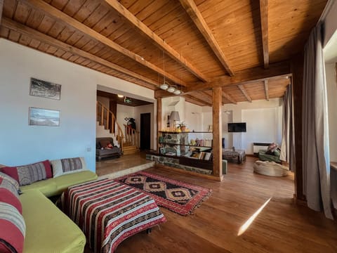 Communal lounge/ TV room, Seating area, Mountain view, Street view, flat iron