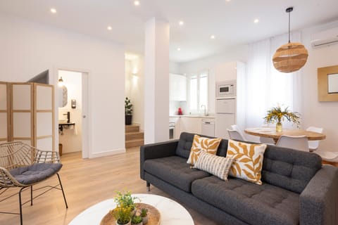 TV and multimedia, Kitchen or kitchenette, Living room, Photo of the whole room, Seating area, Dining area, air conditioner