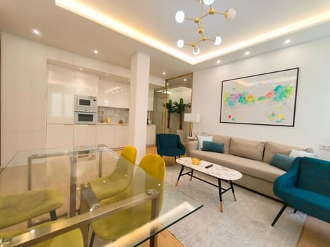 Kitchen or kitchenette, Living room, Seating area, Dining area