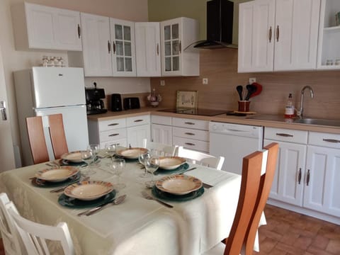 Maison rénovée proche Vichy : 3 chambres, cour fermée, tout inclus, idéal curistes et activités naturelles - FR-1-489-481 House in Auvergne-Rhône-Alpes