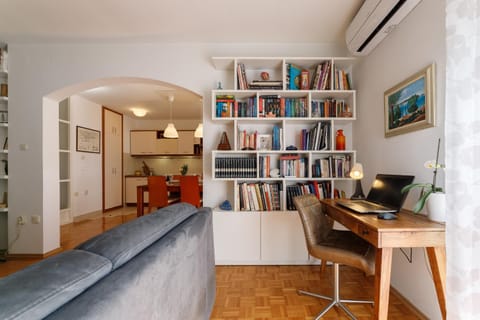 Living room, Seating area, hair dresser