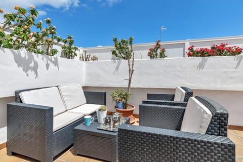 Property building, Balcony/Terrace, Living room