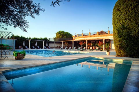 Swimming pool, sunbed