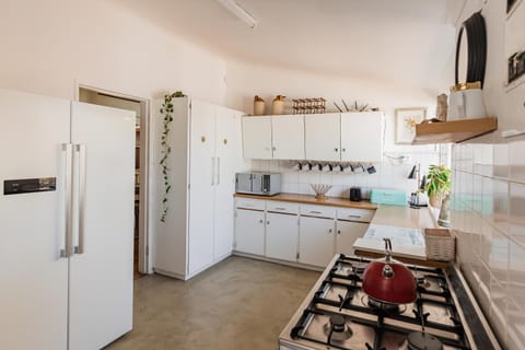 Coffee/tea facilities, Kitchen or kitchenette, dishwasher, oven, stove, toaster