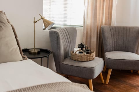 Bed, Living room, Photo of the whole room, Seating area, Bedroom