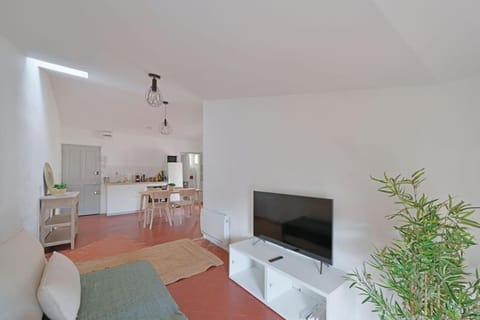 TV and multimedia, Kitchen or kitchenette, Living room, Dining area