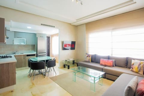 TV and multimedia, Kitchen or kitchenette, Living room, Seating area, Dining area