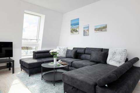 TV and multimedia, Living room, Seating area, Evening entertainment