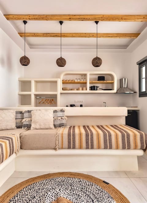 Bed, Kitchen or kitchenette, Seating area