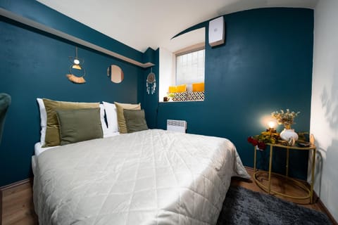 Bed, Living room