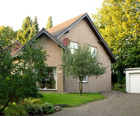 Property building, Facade/entrance, Day, Summer, Garden, On site