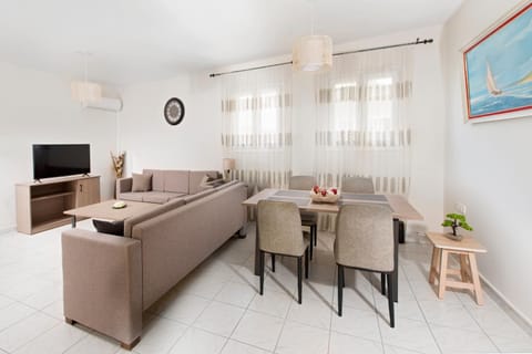 TV and multimedia, Living room, Seating area, air conditioner