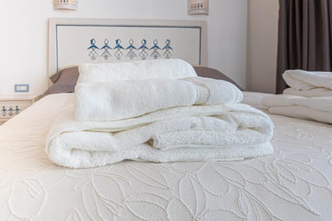 Bed, Bedroom, towels