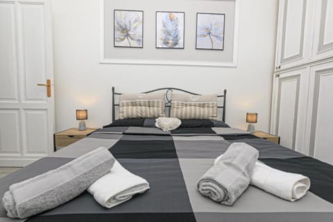 Bed, Bedroom, towels