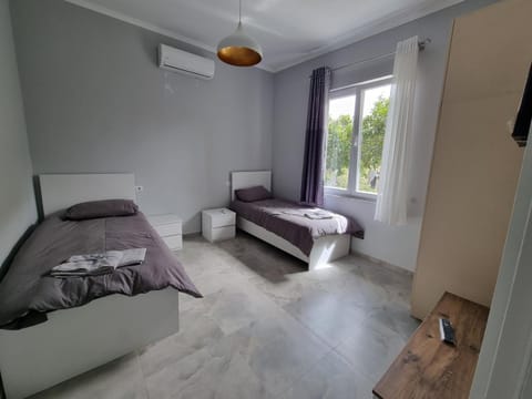Bed, TV and multimedia, Bedroom, towels, air conditioner