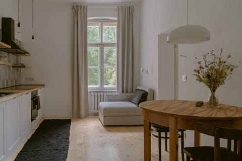 Kitchen or kitchenette, Living room, Seating area, Dining area