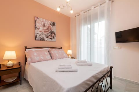 Bed, TV and multimedia, Bedroom, towels