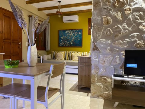 TV and multimedia, Living room, Seating area, Dining area, Evening entertainment, air conditioner