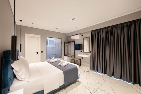 Bed, TV and multimedia, Bedroom