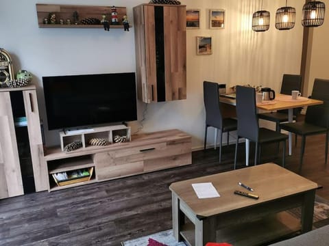 TV and multimedia, Living room, Seating area, Dining area