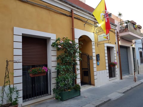 Facade/entrance