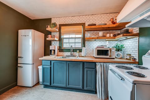 Chic Elizabethtown Apartment Walk to Downtown! Apartment in Elizabethtown