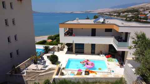 Property building, Patio, Day, Mountain view, Swimming pool, group of guests