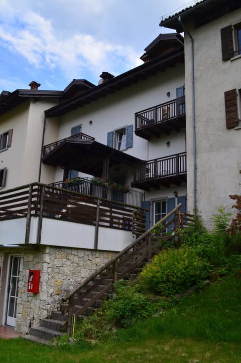 Property building, Day, Balcony/Terrace
