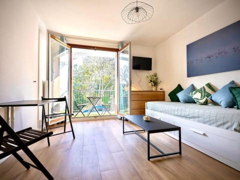Bed, TV and multimedia, Balcony/Terrace, Living room, Seating area, Bedroom