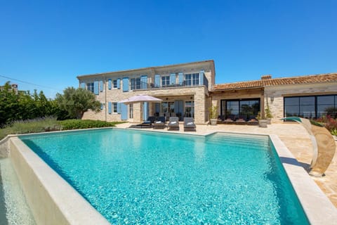Property building, Patio, Day, Pool view, Swimming pool, sunbed