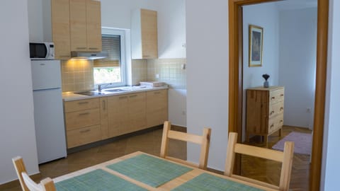 Kitchen or kitchenette, Dining area, dishwasher, minibar, stove