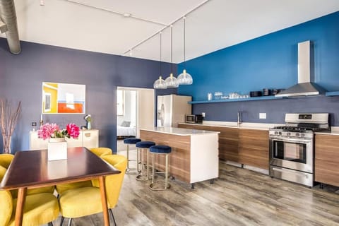 The Orleans - Floor 2 Private roof deck Patio Apartment in Chicago