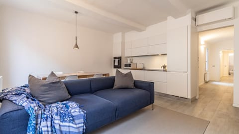 Coffee/tea facilities, Kitchen or kitchenette, Living room, Photo of the whole room, Seating area, Dining area, furniture, microwave, oven, stove, air conditioner