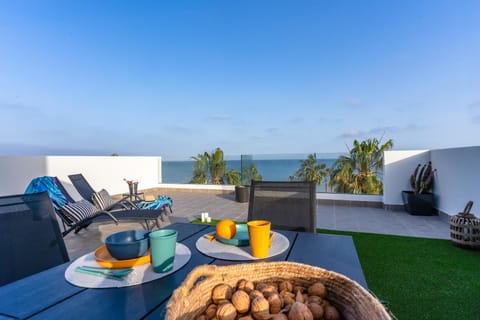 Natural landscape, Balcony/Terrace, Food and drinks, Dining area, Sea view