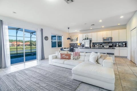 NEW Vacation Townhome Private Pool Near Disney! House in Lake Berkley