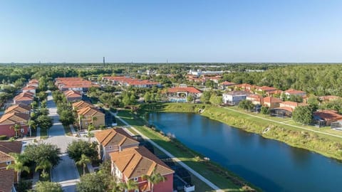 NEW Vacation Townhome Private Pool Near Disney! House in Lake Berkley