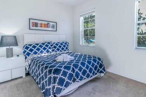 NEW Vacation Townhome Private Pool Near Disney! House in Lake Berkley