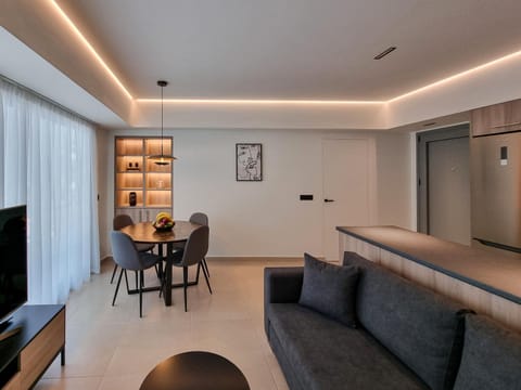 TV and multimedia, Seating area, Dining area, kitchen