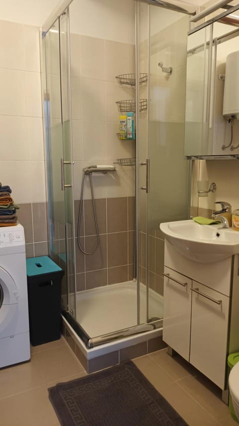 Shower, Toilet, Bathroom, towels