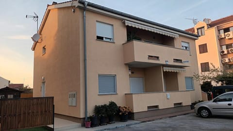 Property building, Neighbourhood, Parking